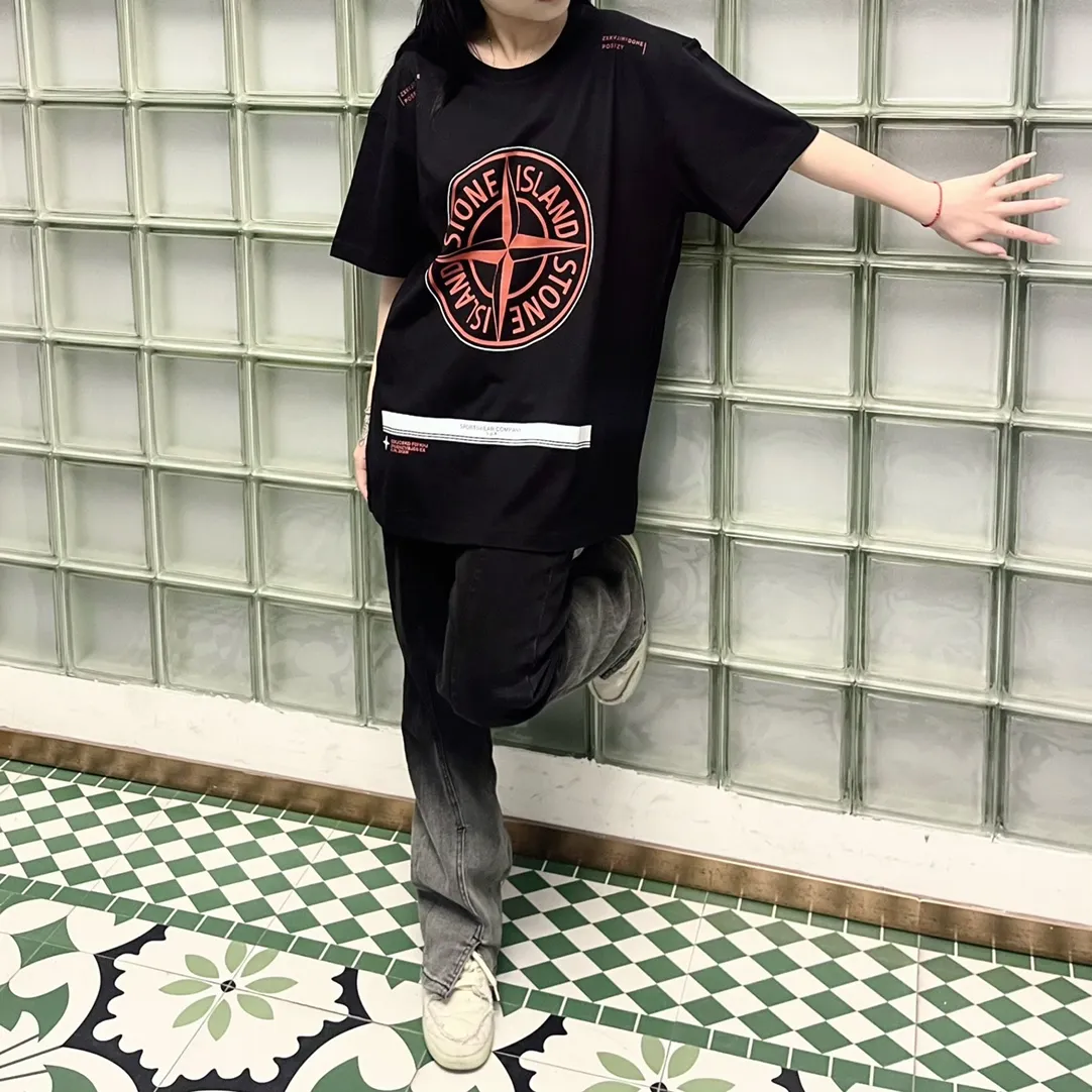 W616#P110💰 [Stone lsland/Stone Island summer new short-sleeved T-shirt with red big compass print on the chest] ⚠️[Original creation, high control of details] Made of 260 grams of combed cotton, 32-count double yarn - Simple basic versatile style, original quality, the first choice for couples. - Made in a large factory, four needles and five threads on the shoulder, neatly arranged, high quality workmanship. - Same style for men and women, very versatile, one piece for each person Details are clearly visible. Color: Black White Size: M L